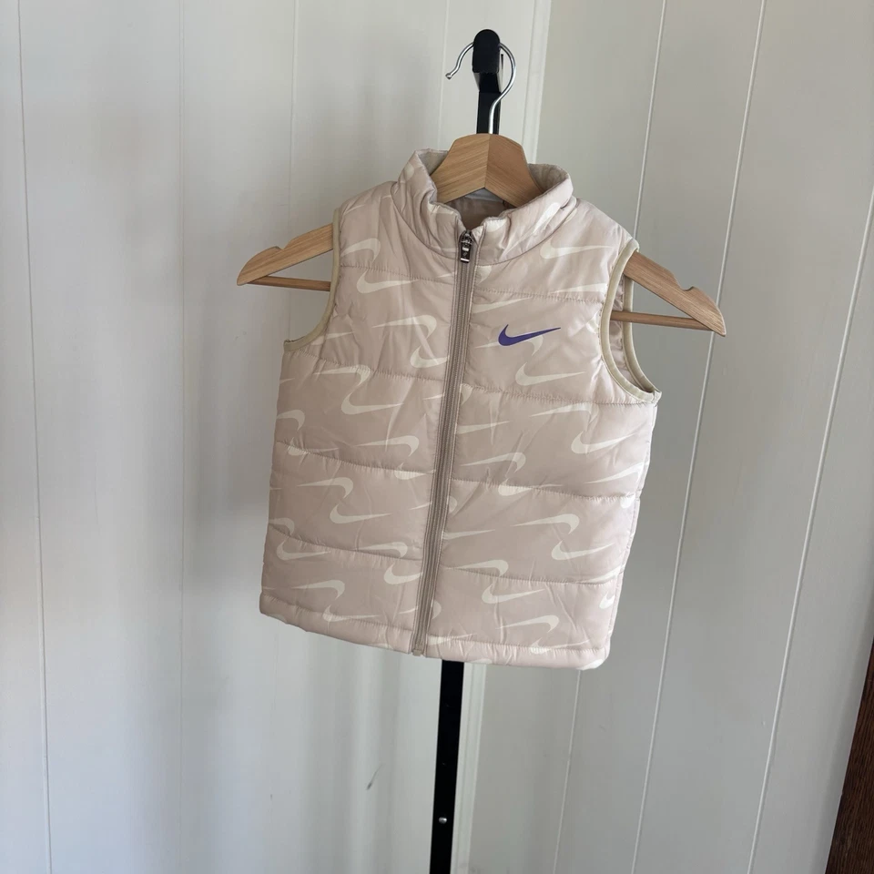 Nike Niñas 4T Beige Acolchado Puffer Chaleco Swoosh Logo Cremallera Completa Atletismo Foto 2 de 4