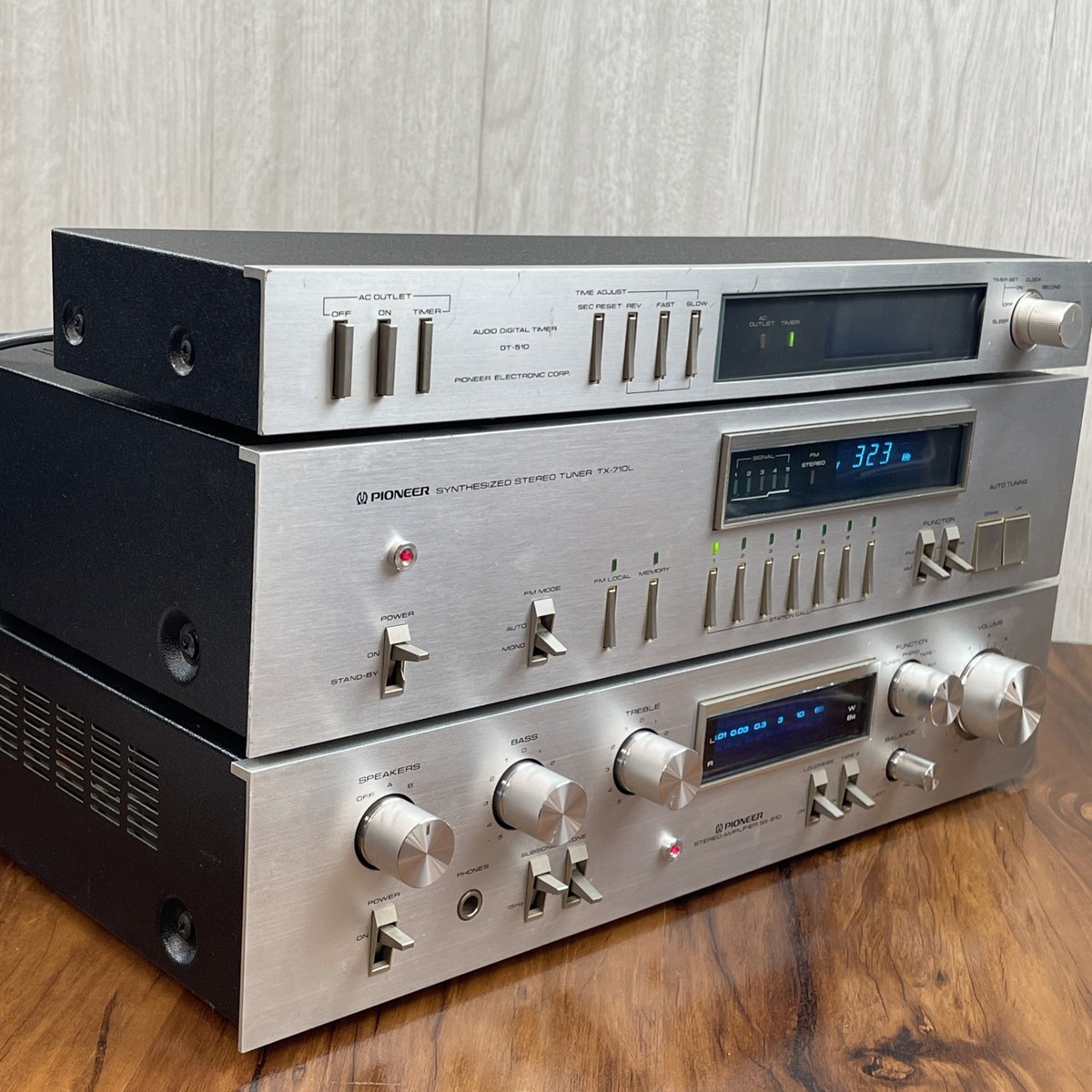 Vintage Pioneer SA-610 Integrated Amplifier/TX-710L Stereo Tuner