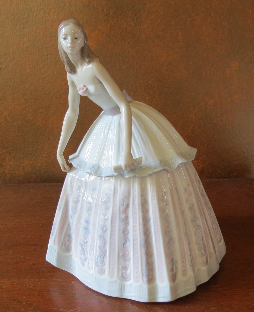 Lladro Waiting to Dance #5858 Girl in Ball Gown 8 ¾” Spain