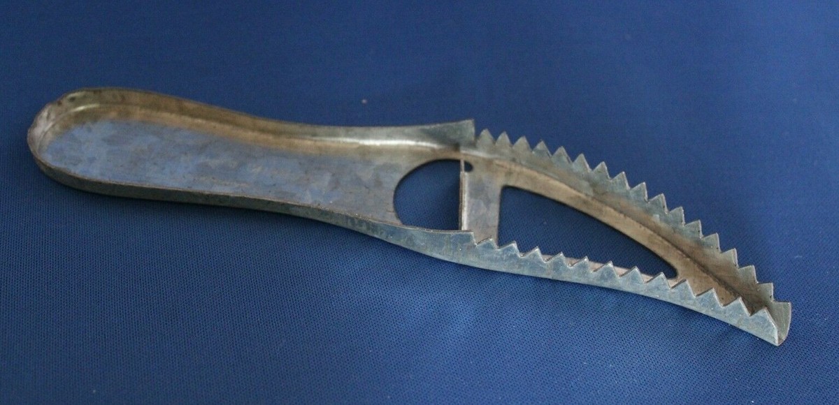 Vintage/ Dolphin Fish Hooks~Easy-Pak No NBT 40 Tin~Made in Taiwan & Fish  Scaler | eBay