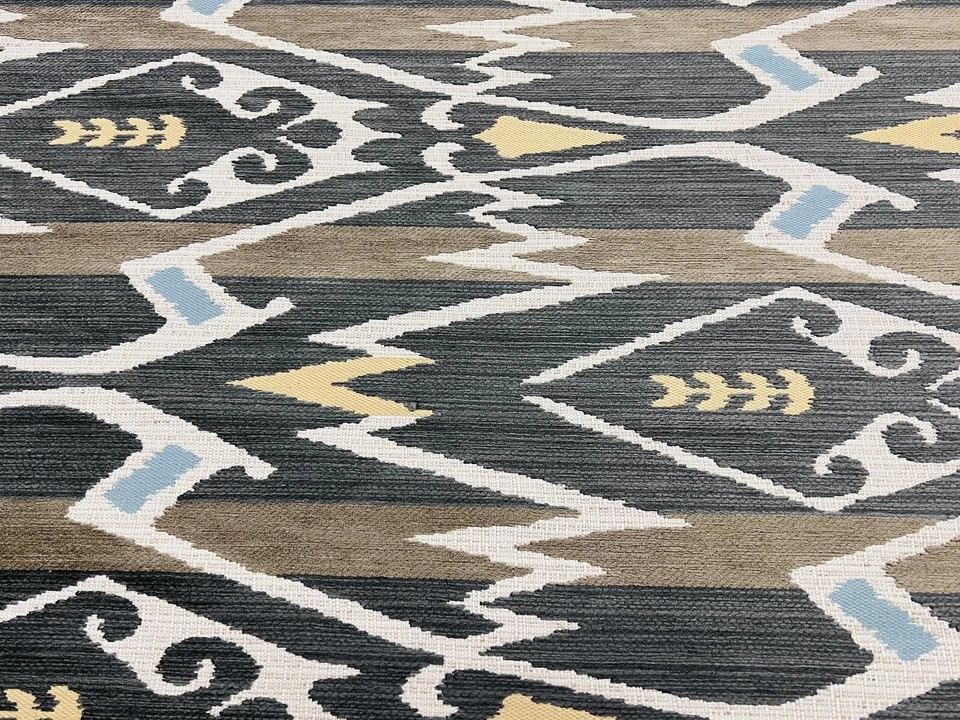 Tecido Thibaut listra Ikat Crypton em grande escala - Nômade / carvão 3,30 jardas W73366 - Imagem 3 de 4