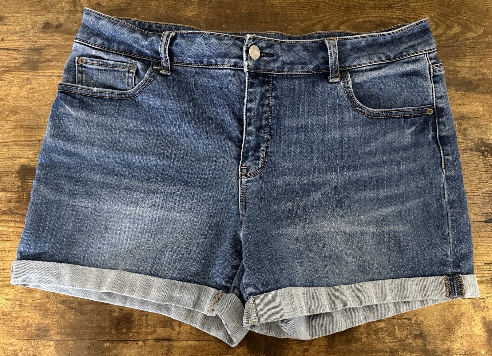 Time and Tru Women's Blue Denim Distressed Mid-Rise Cuffed Jean Shorts Size 14