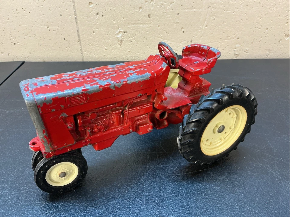 Tractor cosechadora Farmall International de hierro fundido de colección. Hecho en USA Foto 4 de 4
