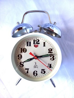 Glockenwecker Wecker 5 Five Rams Clock weiß silber  Uhr Metall Vintage