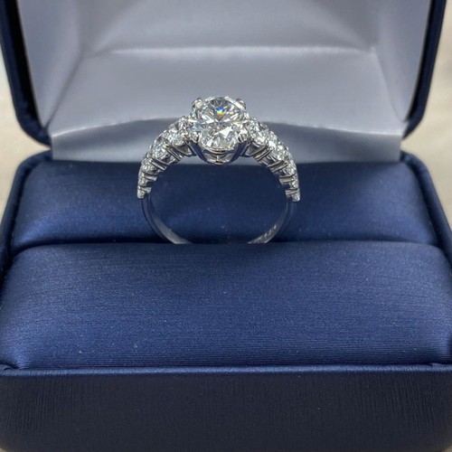 Bague ovale 3,08 TCW IGI (2,01) CT taille brillante diamant cultivé en laboratoire or blanc 14 carats - Photo 2 sur 18