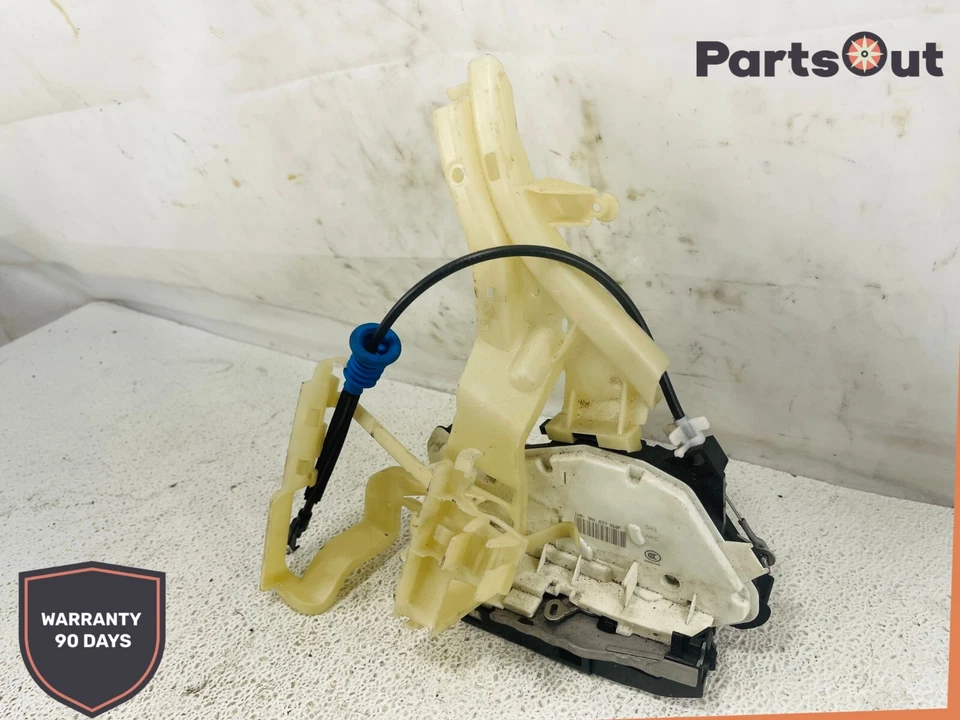 Actuador de bloqueo de pestillo de puerta del pasajero delantero derecho Volkswagen CC 2013-2017 OEM Foto 2 de 4