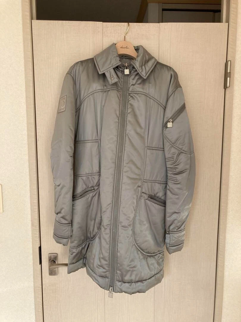 Cappotto imbottito CHANEL linea sportiva con zip argento Coco Mark 04A P24104V15266 taglia 36