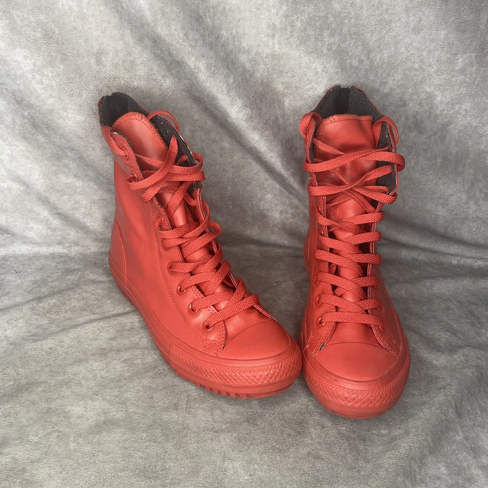 Bota de moda Converse Chuck Taylor para mujer de tiro alto roja de goma 549592C talla 7,5 Foto 2 de 4
