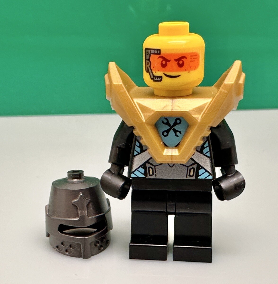 LEGO Robin Minifigure From Nexo Knights Aaron's X-bow Set 72005 - Main Image