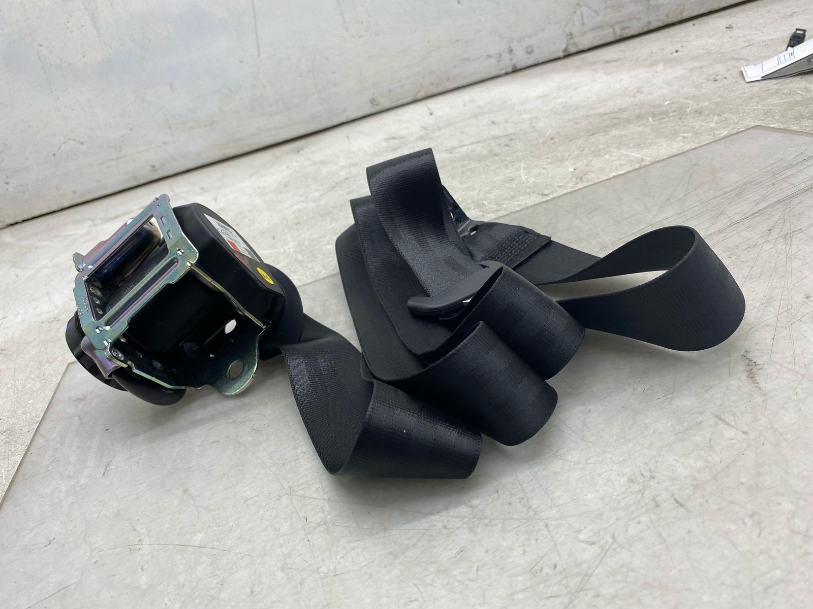 2015-2020 BENTLEY BENTAYGA OEM LH REAR LEFT SEAT BELT RETRACTOR