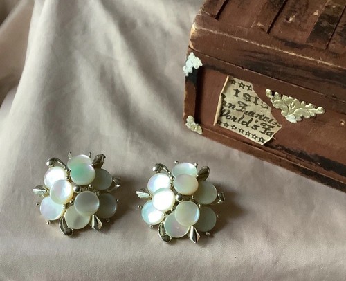 Vintage Jewelry Moon Glow Thermoset CLIP ON Cluster Earrings Acrylic ESTATE - Picture 2 of 8
