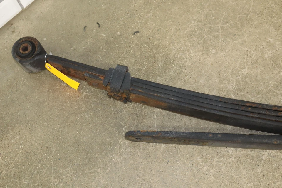 01-10 Chevy GMC 2500HD OEM Rear Leaf Springs Pair Left/Right - Image 3 of 4