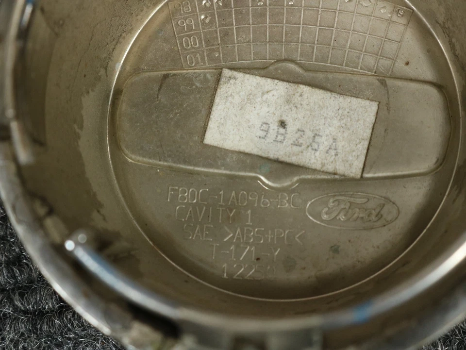 1998 - 2002 Lincoln Continental Oem Alloy Wheel Center Cap F80C-1A096-BC FLAW - Изображение 4 из 4