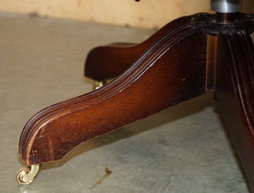 POLTRONA CHESTERFIELD VINTAGE INVECCHIATA IN PELLE MARRONE CAPITANI DA REGISTA UFFICIO - Foto 10 di 16