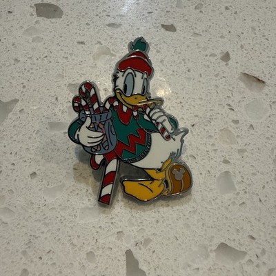 2025 Hidden Mickey Wave A CHRISTMAS Walt Disney World DONALD DUCK CHASER PIN