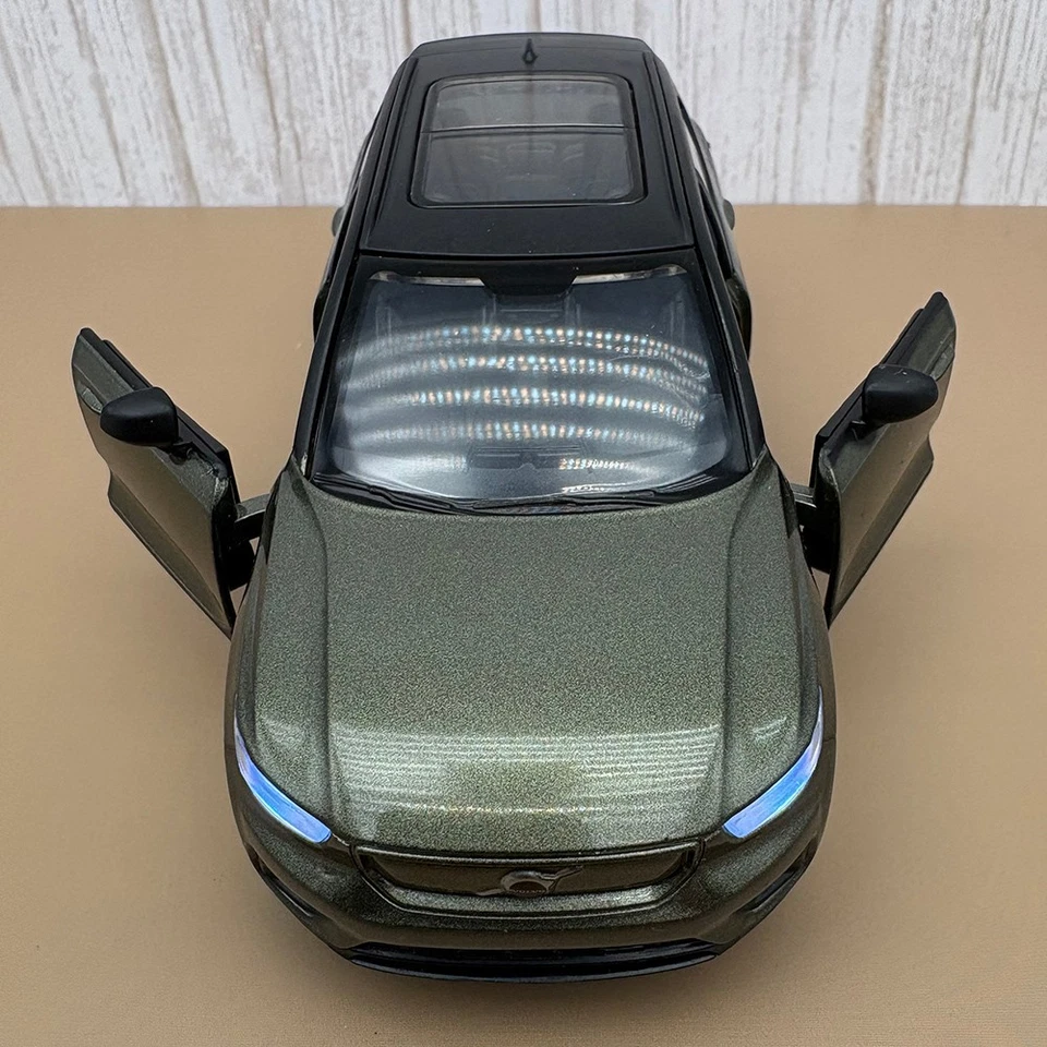 2020/2023 Volvo XC40 Green - 1:32 Scale - Officially Licensed - Image 3 of 4