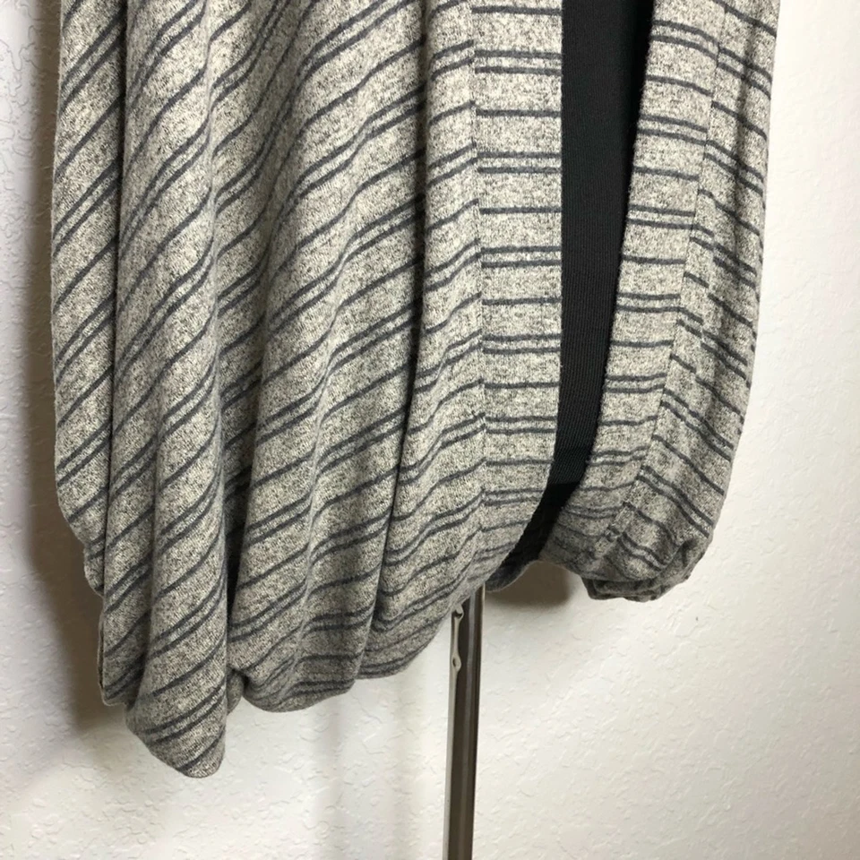 Cárdigan tejido manga kimono rayas gris negro Soft Surroundings talla S/M Foto 4 de 4