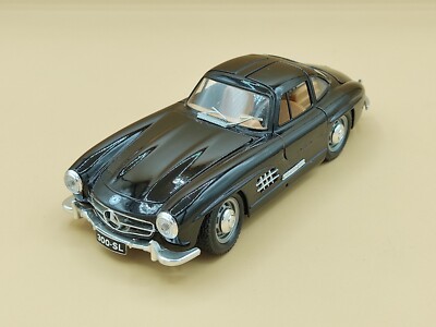 Coche miniatura Mercedes 300 1/18 Burago SL Roadster gris mit Gepäckträger