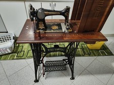 Macchina da Cucire Antica a Pe…