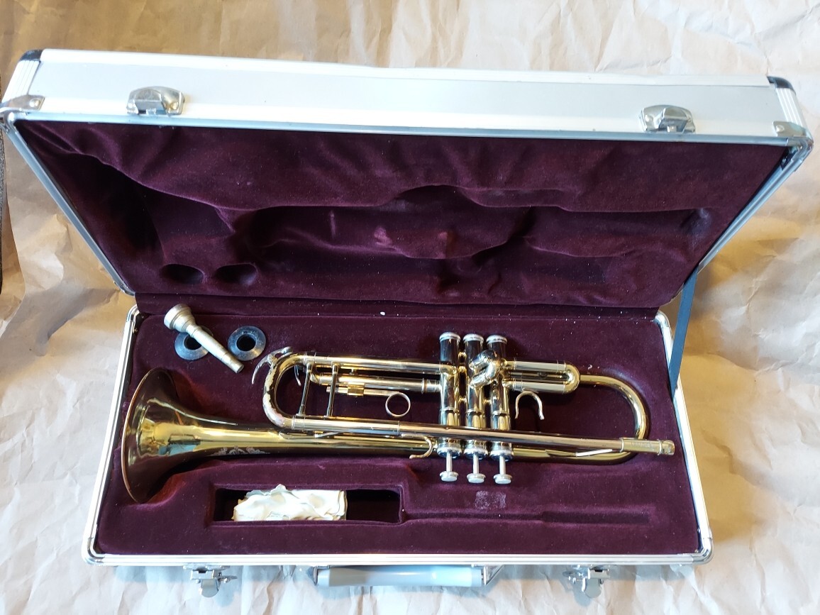 Suzuki Musique Trumpet with case & mouthpiece, Very Good Condition 
