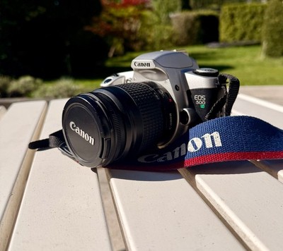 Canon EOS 500N 35mm Spiegelreflexkamera mit 28-80mm Objektiv und Blitz Kit