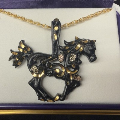 Landstrom's Black Hills Gold laufendes Pferd 12K Blatt Anhänger Halskette 18 Zoll schwarz