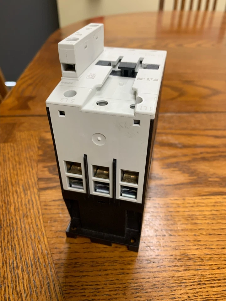 EATON CONTACTOR DIL M40 60 AMP. BOBINA 208 VOLTIOS NUEVA EN CAJA Foto 2 de 4