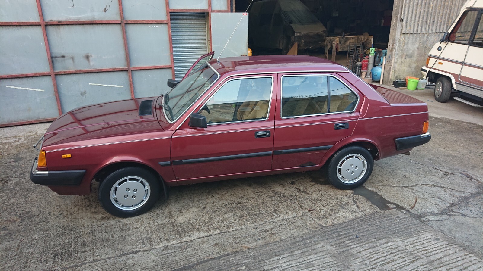 Image 11 - Volvo 360 Gle I Saloon 1984 Red  Classic Car