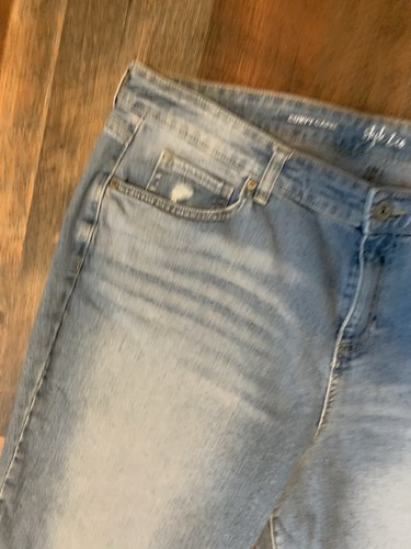 Style & Co Curvy Capri Straight Leg Distressed Jeans Womens Size 18 Medium Wash - Picture 5 of 7