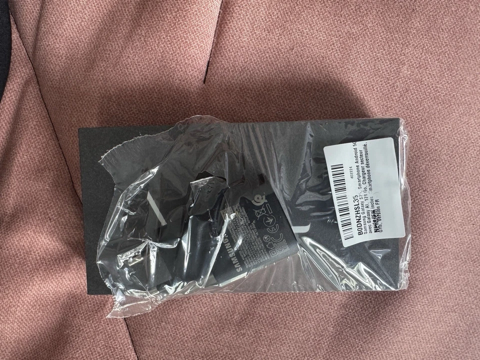 Samsung Galaxy S25 5G Icyblue  , 256GO  neuf boite Facture Non Dispo - Photo 3/3