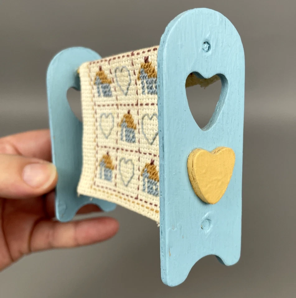 复古娃娃屋微型工匠被子后备箱帽长凳蜡烛壁灯 1980 年代 — 第 3/4 张图片