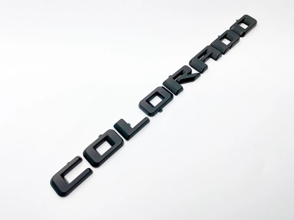 Emblemas superpuestos Chevrolet Colorado LT V6 2021-2022 carrocería negra mate emblemas laterales Foto 4 de 4