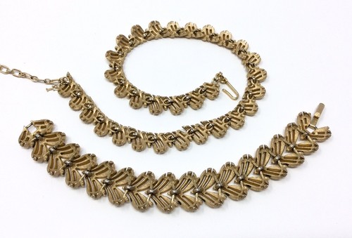Vintage Crown Trifari Gold Tone Necklace & Bracelet - Picture 2 of 4