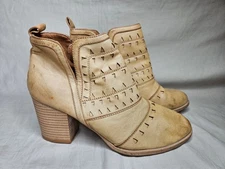 Sofft Ankle Boots Womens 9.5 Beige Faux Leather Laser Cut Round Toe Block Heels
