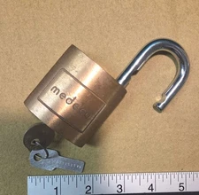 Medeco padlock with 1 working key - Tested good