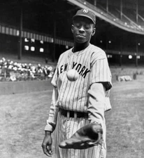 HALL OF FAMER SATCHEL PAIGE YANKEES UNIFORM 8X10 photo