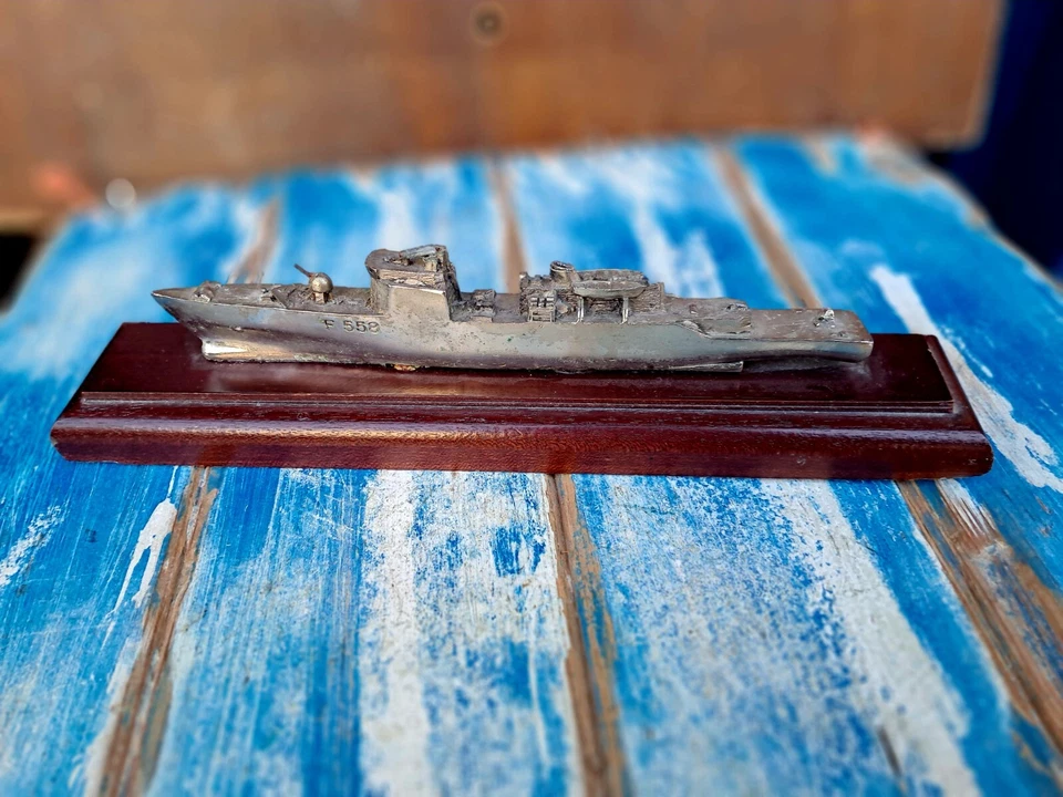 Modello di Corvetta Marina Militare SIBILLA F558 in Ghisa Su Base In Mogano Nave - Immagine 3 di 4