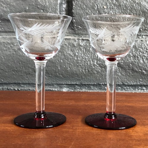 Pair Floral Etched Stemmed Sherry Cordial Glasses Candy Red Base Vintage Barware - Picture 8 of 8