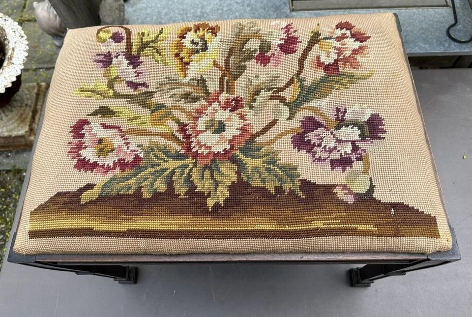 Reposapiés tocador antiguo vintage de nogal con asiento de punta de aguja Foto 2 de 4