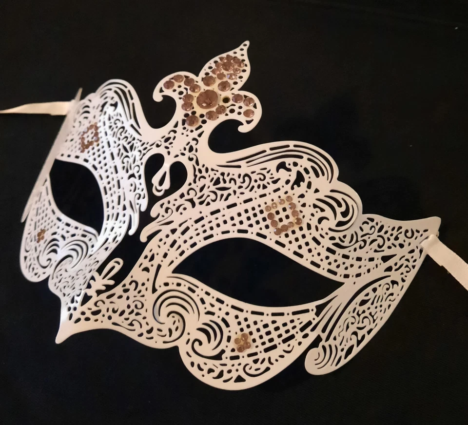 Máscara de mascarada intrincada de metal de filigrana de cristal púrpura blanco Foto 3 de 3