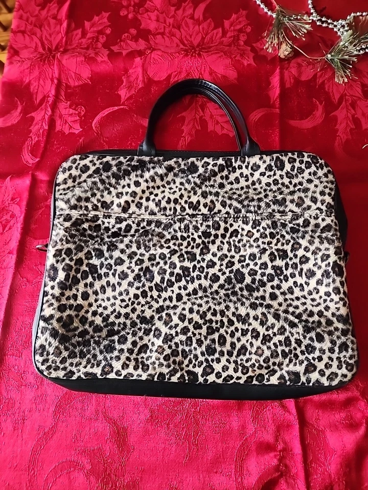 Cierre de cremallera con tachuelas negras estampado de leopardo de piel sintética marrón 15 W X 11" H X 2 D Foto 3 de 4