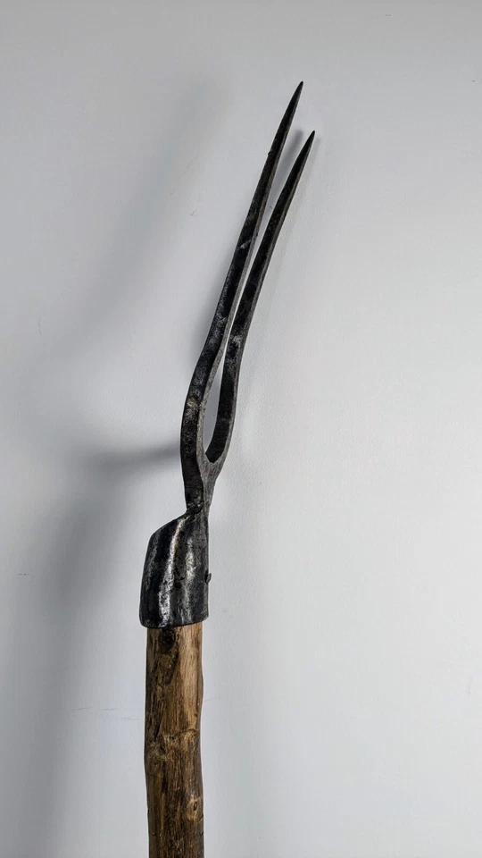 Ancienne fourche à deux dents campagnarde - Photo 3/4