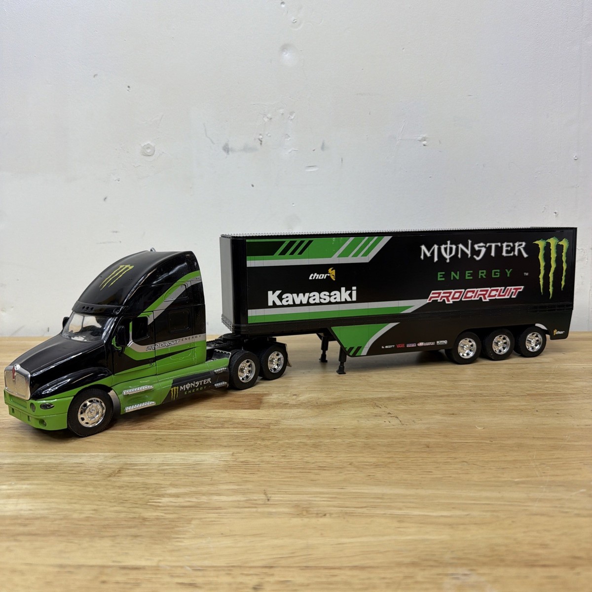 New Ray Thor Kawasaki Monster Energy Diecast 1:32 Tractor Trailer