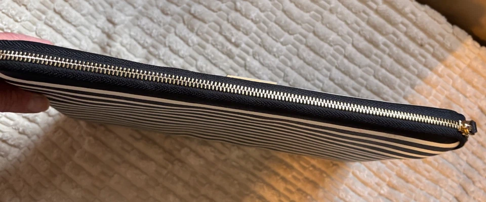 Kate Spade New York 13" Negro Blanco Rayas MacBook iPad Microsoft Funda con Cremallera. Foto 2 de 4