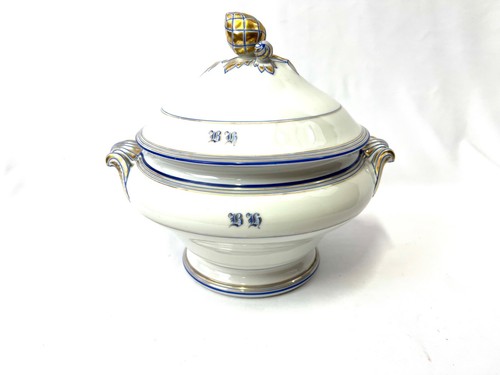 Soupière en faience blanche monogramée barbotine anse plat - Photo 10/10