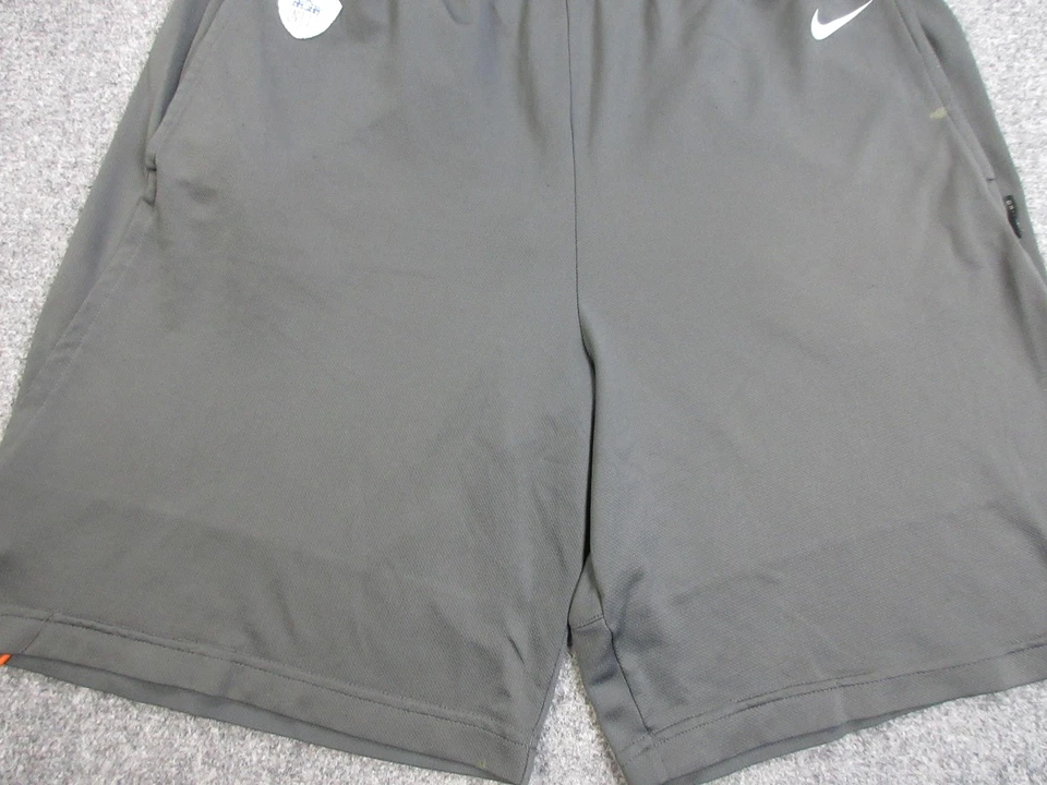 Pantalones Cortos Equipo NFL Para Hombres Grandes Gris Nike Dri Fit Entrenamiento Fútbol Sobre el Campo Foto 2 de 4