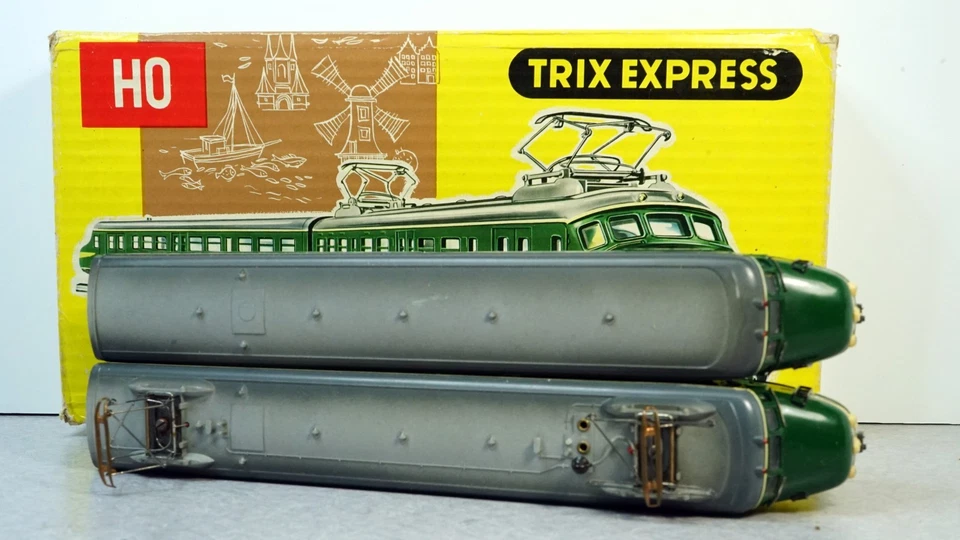 Trix Express 2284 Dutch Electric Railcar C-7 Condition Boxed with Instructions - Image 4 of 4