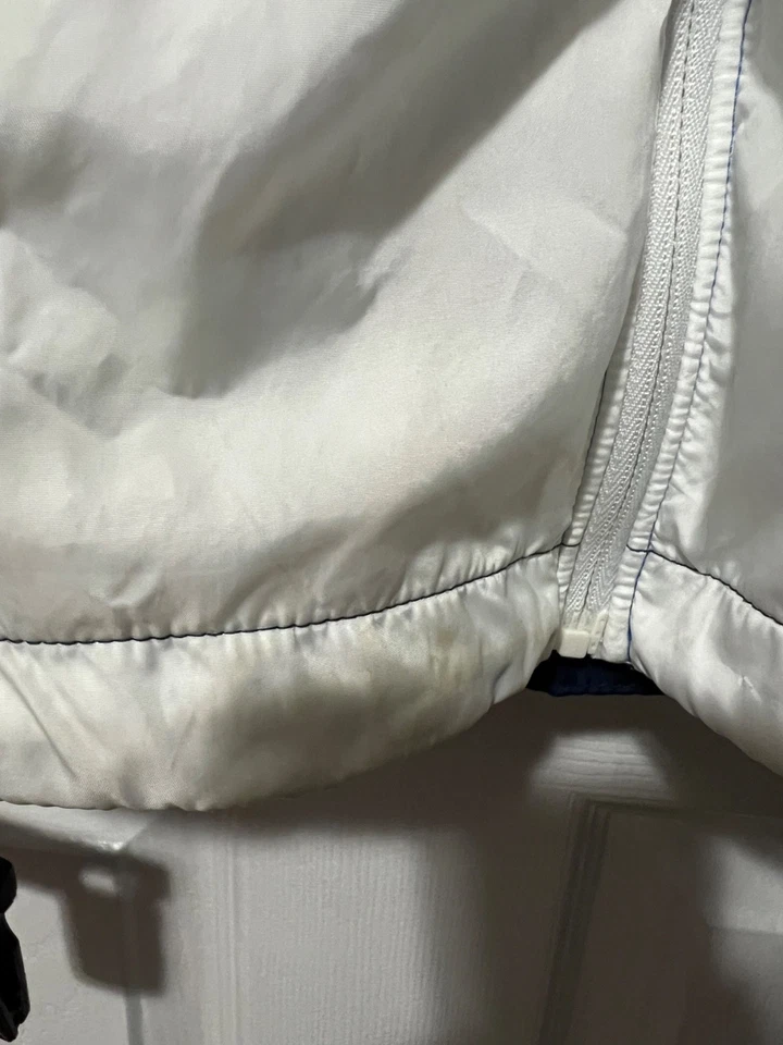 Chaqueta Hombre Under Armour Talla Mediana Ligera Azul y Blanco Cortavientos Cremallera Foto 3 de 4