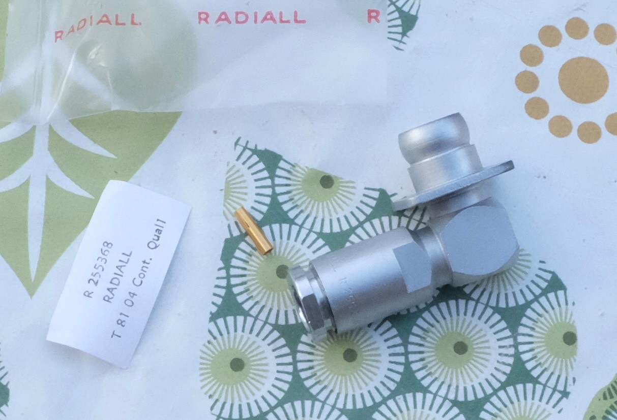 Prise coaxiale largable Radiall R255368 evite la rupture des cables RF