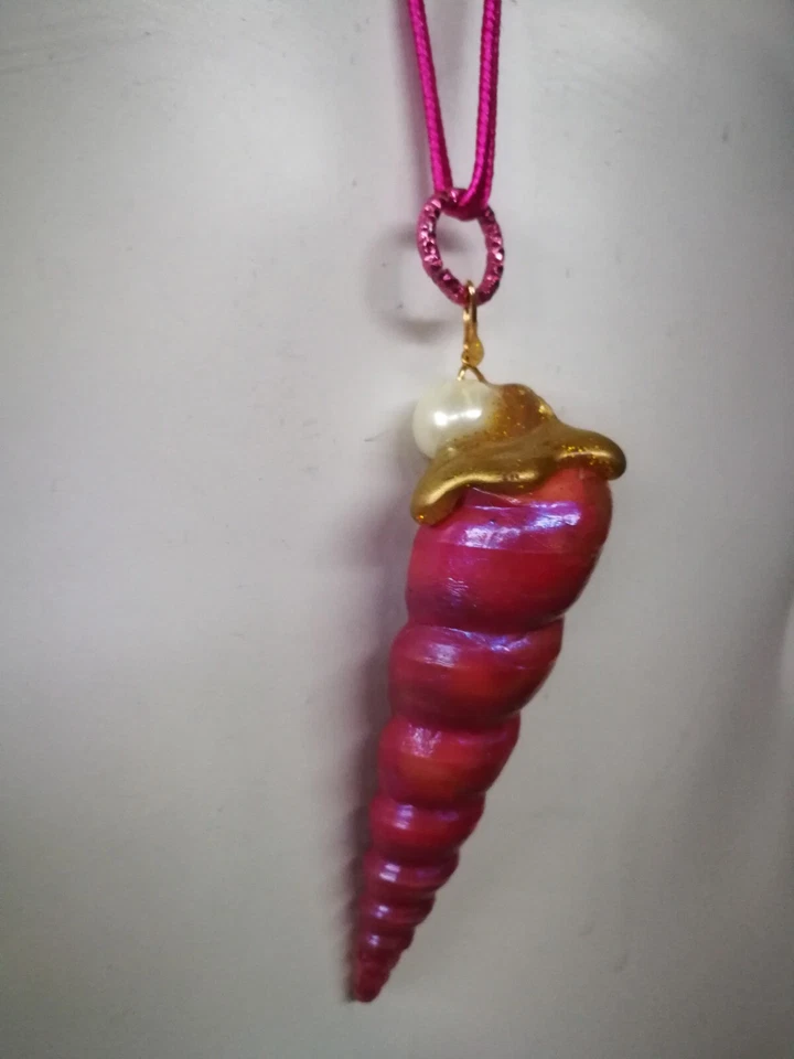Cuerno de unicornio rosa guía espiritual mar mágico concha de puka perla encanto joyería fantasía Foto 2 de 4